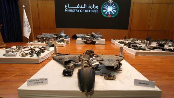 عرضت السعودية حطام طائرات مسيرة وصواريخ قالت إنها استُخدمت في الهجمات