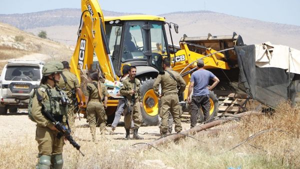 اسرائيل تهدم تجمعا سكنيا بالضفة