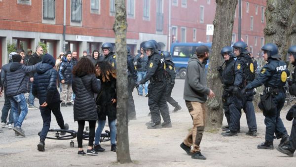 احتجاجات عنيفة لمسلمين بالدنمارك بعد تدنيس رئيس حزب يميني للقرآن