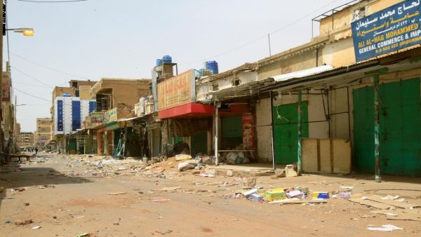 شوارع العاصمة السودانية الخرطوم خالية إلى حد بعيد يوم الأحد مع بدء حملة العصيان المدني