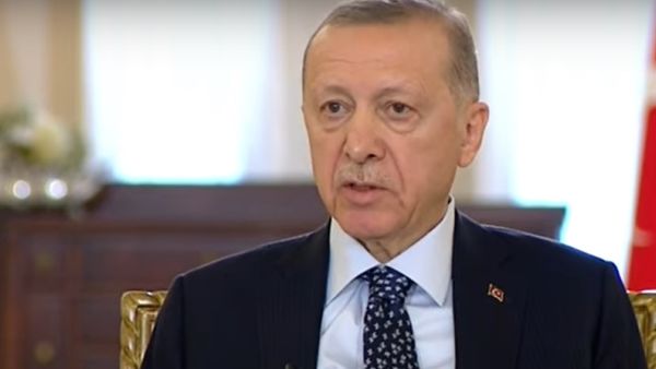اردوغان ينسحب من مقابلة على الهواء اثر عارض صحي