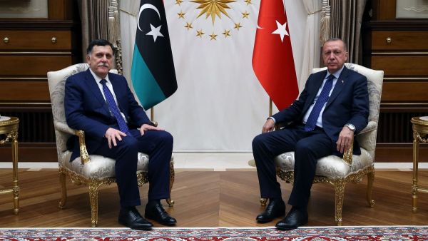 اردوغان خلال استقباله السراج لدى زيارة الاخير لتركيا