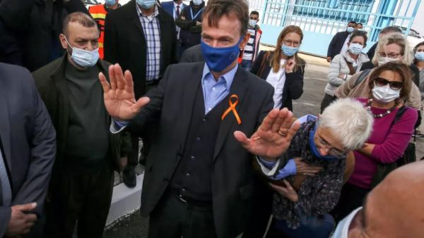 ممثل الاتحاد الأوروبي في الأراضي الفلسطينية، سفين كون فون بورغسدورف (يسار) يترأس وفد سفراء دول الاتحاد الأوروبي في زيارة لقطاع غزة