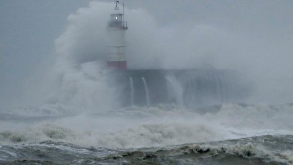 غرب أوروبا تحت رحمة العاصفة "سيارا"