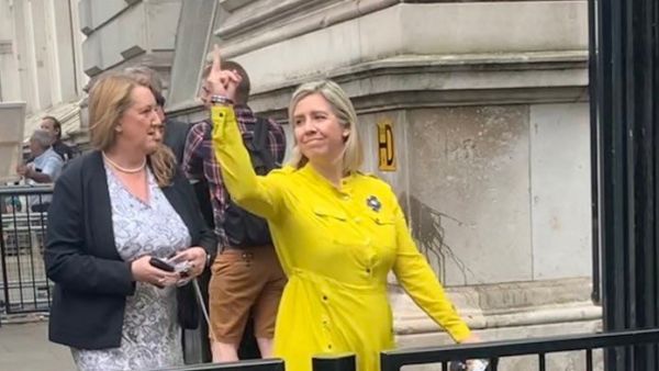 وزيرة بريطانية ترفع اصبعها الوسطى للمتظاهرين