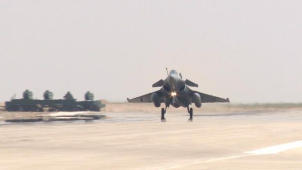 الجيش المصري يؤكد شراء 30 مقاتلة رافال من فرنسا