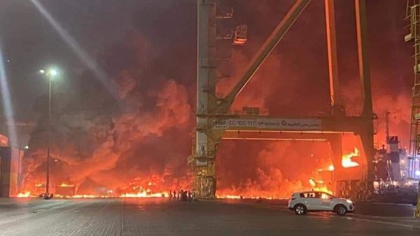 حريق هائل اثر انفجار ضخم في سفينة بميناء جبل علي في دبي