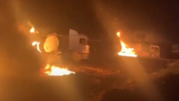 لقطة مأخوذة من الفيديو تظهر اندلاع النيران في صهاريج للوقود اثر الهجوم الصاروخي في منطقة جرابلس