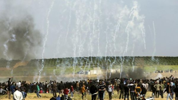 قنابل الغاز الاسرائيلية تنهمر على المتظاهرين الفلسطينيين قرب الحدود بين اسرائيل وقطاع غزة