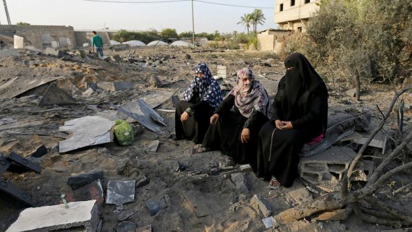 قالت وزارة الصحة بغزة إن 14 فلسطينيا استشهدوا، الأربعاء، في غارات متفرقة على القطاع