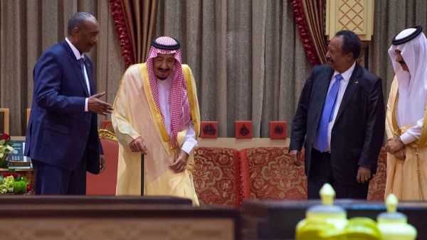 الملك سلمان خلال استقباله حمدوك والبرهان اثناء زيارتهما الاخيرة للسعودية