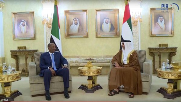 نائب رئيس مجلس الوزراء الإماراتي الشيخ سيف بن زايد مع البرهان
