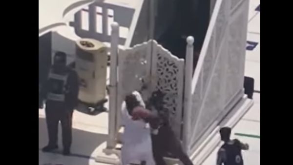 إحباط محاولة اعتداء على إمام الحرم المكي أثناء خطبة الجمعة