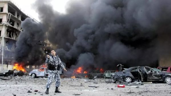 صورة من الارشيف تظهر عنصرا في قوى الامن اللبنانية في موقع التفجير الذي ادى الى اغتيال رئيس الوزراء الاسبق رفيق الحريري