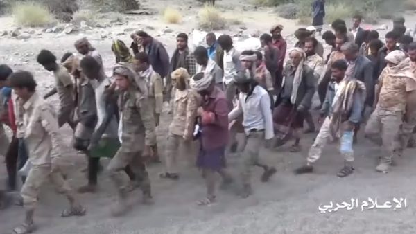 لقطة من احد الفيديوهات التي بثها الحوثيون لما قالوا انهم اسرى جرى القبض عليهم خلال العملية العسكرية