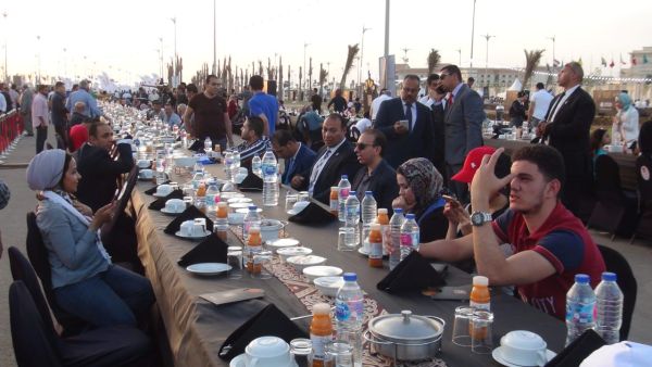 الرقم القديم في موسوعة غينيس كأطول مائدة في العالم كان بطول 2890 مترًا