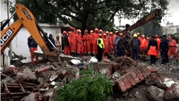 18 قتيلا في انهيار سقف خلال جنازة في الهند