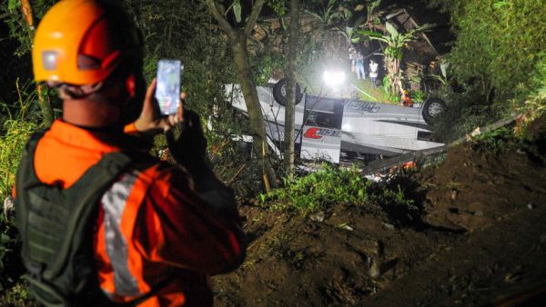 27 قتيلا بعد سقوط حافلة تلاميذ في واد بإندونيسيا