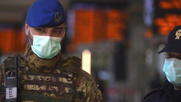 باتت إيطاليا أول بلد يعمم تدابير صارمة بهذا الشكل، سعيا لوقف انتشار فيروس كورونا.