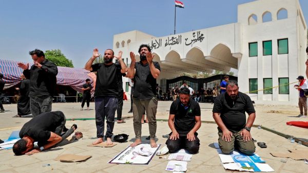 أوامر اعتقال بحق قياديين صدريين مع تفاقم الأزمة في العراق