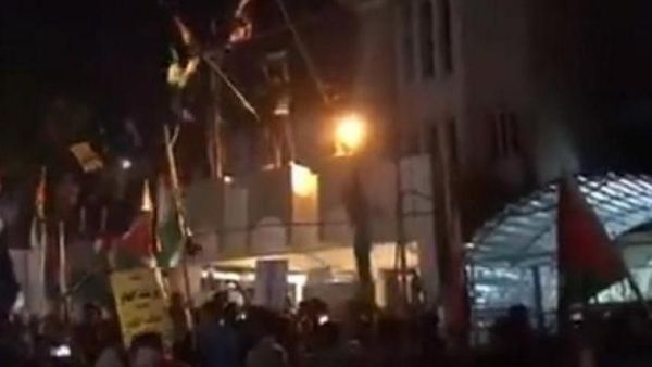 متظاهرون يقتحمون السفارة البحرينية في بغداد