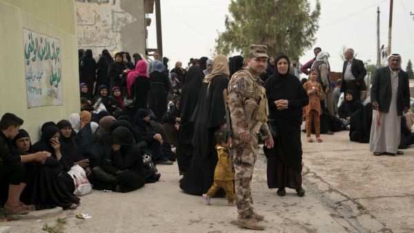 ارشيف/ عراقيون ينتظرون خارج احدى المحاكم الجنائية في بغداد