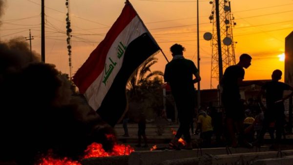 محتجون عراقيون يقطعون طريقا مؤديا لمعبر لحدودي مع إيران