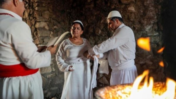 الكردية العراقية فايزة فؤاد خلال مراسم اعتناق الزرادشتية في معبد اثري في دربندخان جنوب شرق السليمانية
