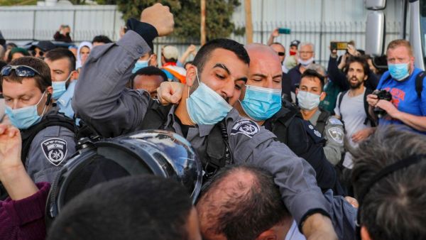 لقطة تظهر انهيال شرطة الاحتلال باللكمات على رأس النائب عوفر كسيف