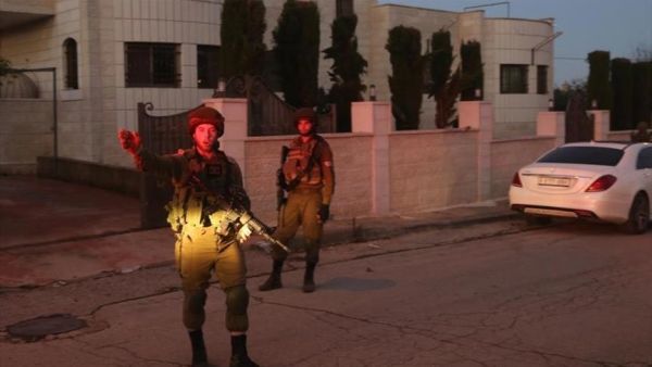 الجيش الإسرائيلي يداهم بلدة عقربا الفلسطينية ويفرض عليها إغلاقا مشددا