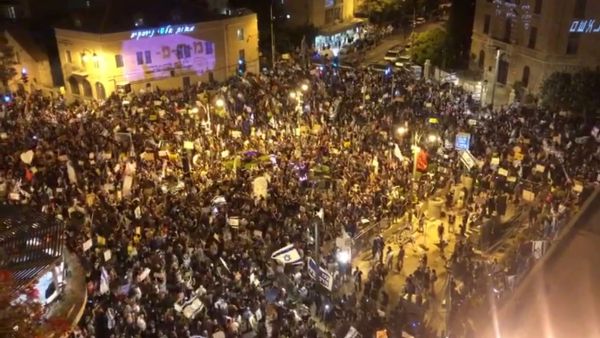 آلاف الاسرائيليين يتظاهرون للمطالبة باستقالة نتانياهو بسبب الفساد وكورونا