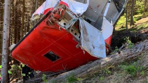 إيطاليا: 12 قتيلاً إثر سقوط مقصورة "تلفريك" عن ارتفاع 300 متر