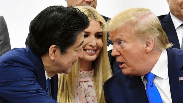 ايفانكا تحشر نفسها في حوار بين ابيها ورئيس الوزراء الياباني خلال قمة العشرين في اوساكا