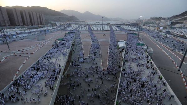 حجاج بيت الله يواصلون رمي الجمرات في أول أيام التشريق