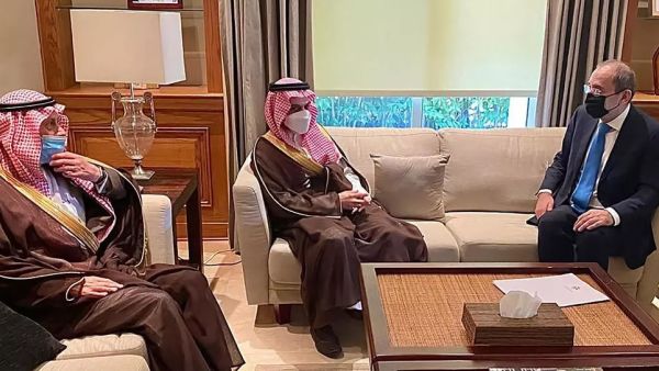وزير الخارجية الأردني أيمن الصفدي (يمين) مع نظيره السعودي فيصل بن فرحان آل سعود (وسط) في العاصمة عمان.