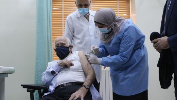 الفريق الطبيب المتقاعد داوود حنانيا مدير الخدمات الطبية الملكية السابق يتلقى اللقاح