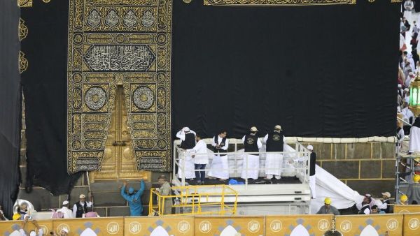 رفع أستار الكعبة هذه الأيام يكون لحمايته مع تدفق المصلين والحجاج
