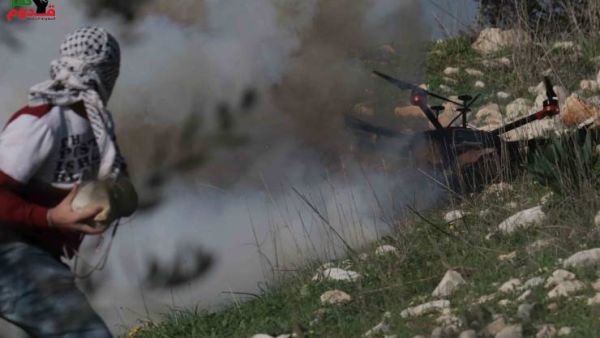 فلسطينيون يسقطون بالحجارة طائرة بدون طيار اسرائيلية