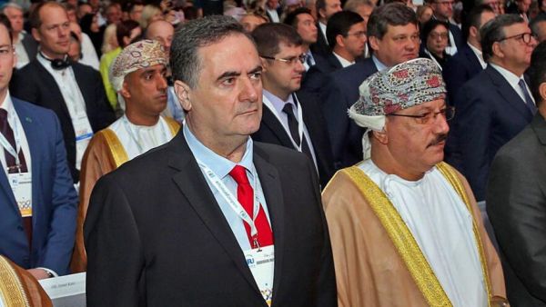 الوزير الاسرائيلي كاتز (الثاني من اليسار) خلال حضوره مؤتمرا للمواصلات في سلطنة عمان عام 2018