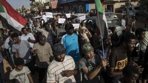 محتجون بالخرطوم يهتفون بـ"إسقاط البرهان" ويرفضون التطبيع