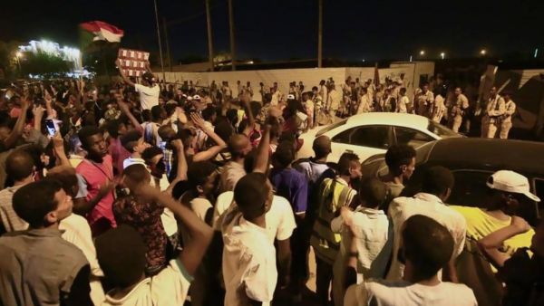 القوات السودانية أطلقت النار في الهواء يوم الأربعاء في محاولة لإبعاد المتظاهرين عن شوارع وسط الخرطوم