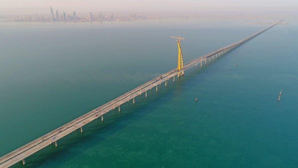 جسر الشيخ جابر الاحمد الصباح يمتد على طول 36 كلم فوق البحر