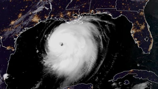 الإعصار لورا يجتاح لويزيانا وتحذير من جدار مائي هائل