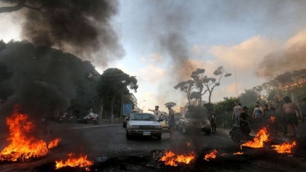 احتجاجات وقطع طرق بلبنان إثر تراجع قياسي لليرة