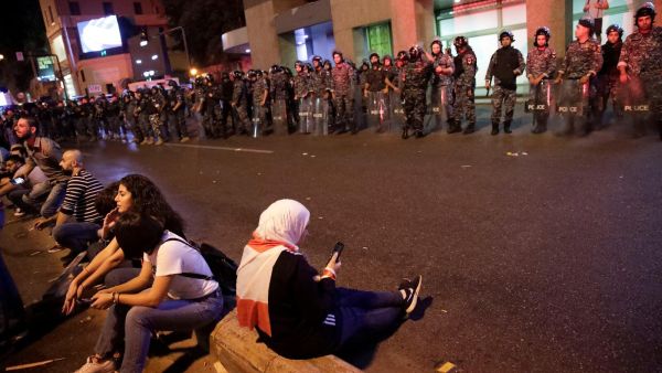 موجة احتجاجات جديدة تشل لبنان