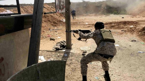 اتخذت قوات الجيش الوطني الليبي بقيادة خليفة حفتر مواقعها في الضواحي إلى الجنوب من وسط العاصمة