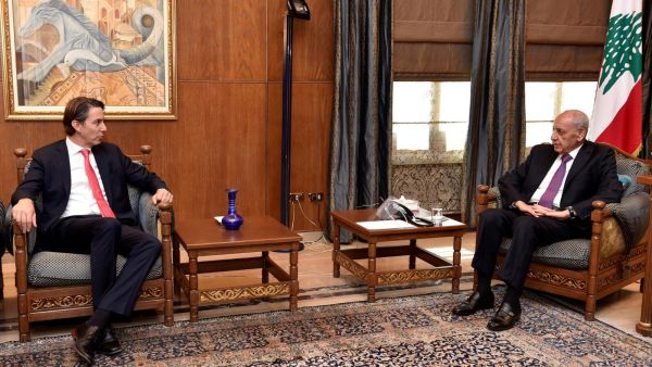 الوسيط الأميركي أموس هوكشتاين (يستر) خلال لقائه رئيس مجلس النواب اللبناني نبيه بري في بيروت