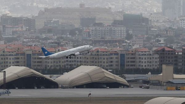 أوزبكستان تُسقط طائرة عسكرية أفغانية وواشنطن تعلق رحلات الإجلاء من كابل