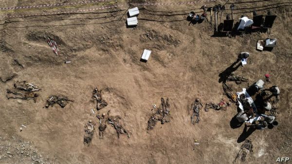 رفع رفات ضحايا "مذبحة بادوش" في العراق لتحديد هوياتهم