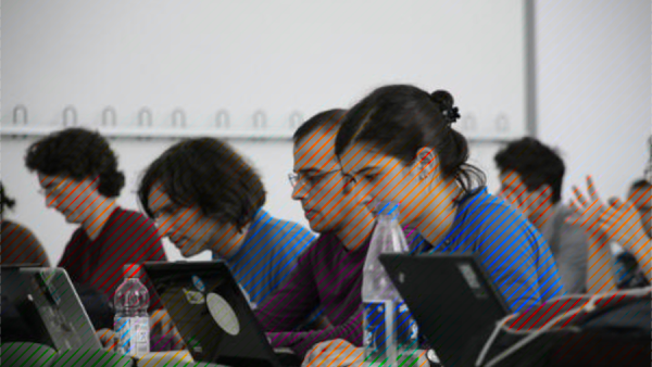 وهم مونكر.. الخطوط الملونة تعطي انطباعا واهما بان الصورة ملونة